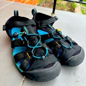 Keen youth size US 4
